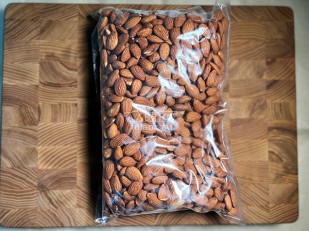 Мясные снеки: Миндаль копченый