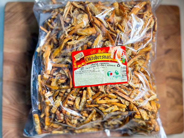 Нитка ЖАРЕНАЯ "Чеснок с зеленью" Oktobersnack 1 кг (сырный продукт) в Сергиевом Посаде