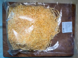 Фрайчизы со вкусом чеснок (100 гр.): Сырный продукт ФЕРМЕРСКИЙ паутинка с паприкой